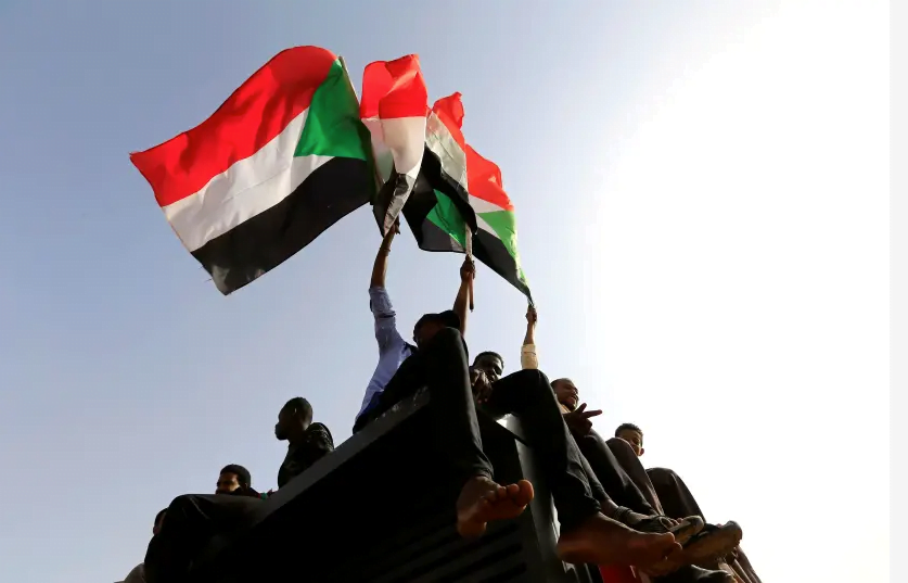 Des manifestants soudanais crient des slogans et agitent des drapeaux lors d'un rassemblement en l'honneur des manifestants tombés au combat sur la place verte à Khartoum, au Soudan, le 18 juillet 2019 (crédit photo: REUTERS / MOHAMED NURELDIN ABDALLAH)
