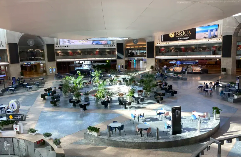 PRESQUE VIDE: Zone d'attente de l'aéroport Ben Gourion (crédit photo: SHARON FEIEREISEN)