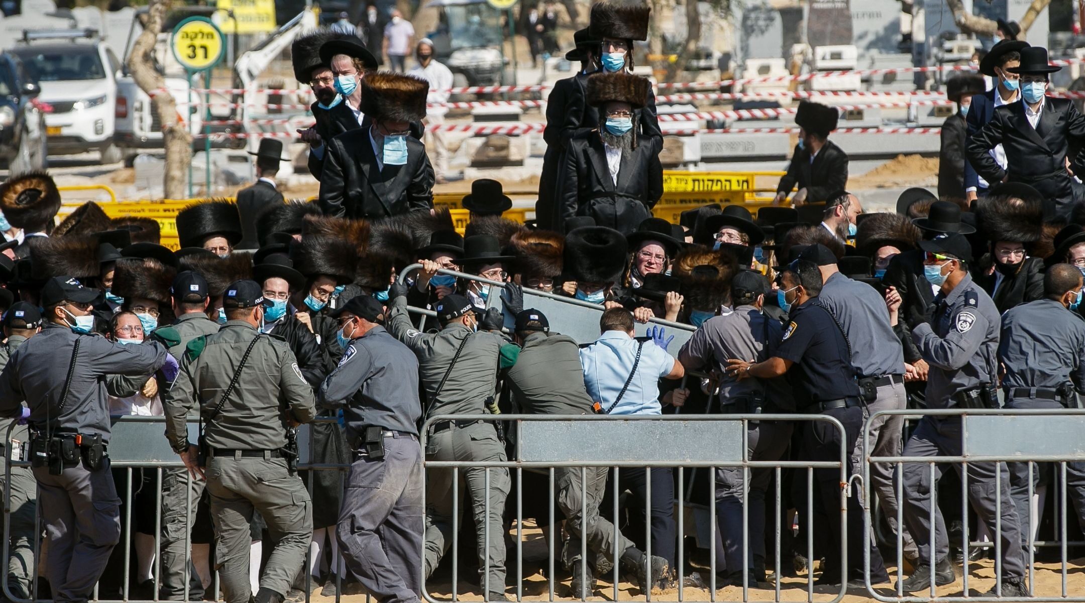 La police repousse les foules orthodoxes haredi lors des funérailles du rabbin Mordechai Leifer dans la ville d'Ashdod, dans le sud d'Israël, le 5 octobre 2020 (Flash90)