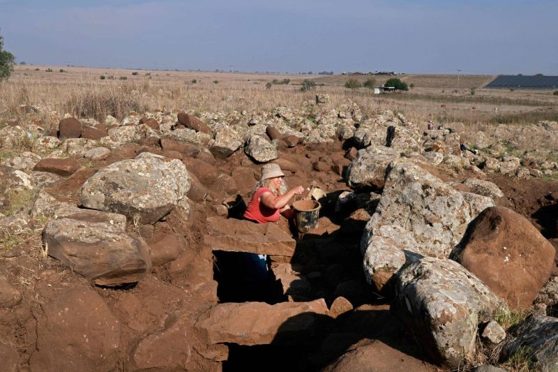 Des archéologues israéliens sur le site de fouilles d'une forteresse datant d'environ 3.000 ans, dans le Golan occupé, le 11 novembre 2020. Photo AFP / MENAHEM KAHANA
