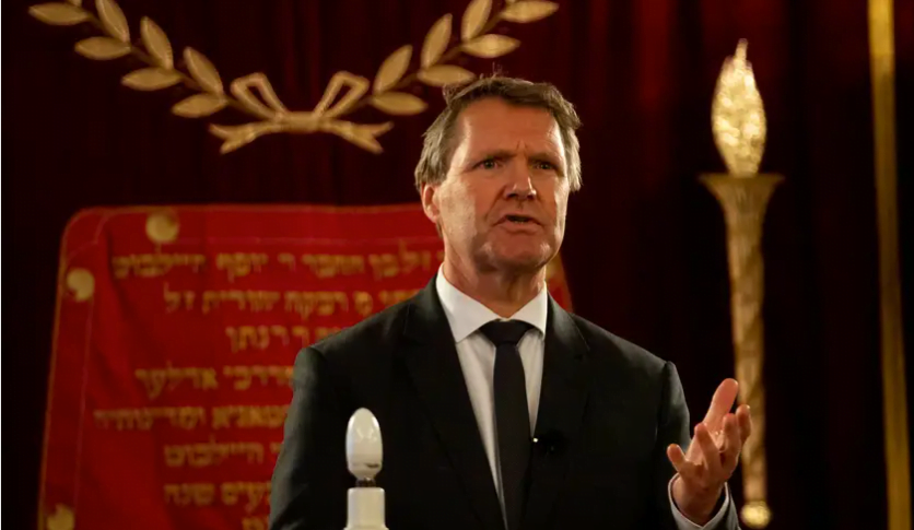 René de Reuver, s'exprimant au nom du Synode général de l'Église protestante aux Pays-Bas, lit une déclaration à la synagogue Rav Aron Schuster à Amsterdam, Pays-Bas, le 8 novembre 2020. Crédit: Peter Dejong, AP