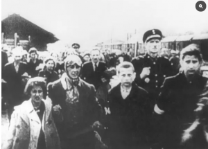 Juifs dans le camp de transit de Westerbork aux Pays-Bas avant d'être emmenés. 1943 Crédit: Chronos Dokumentarfilm GmbH / ul