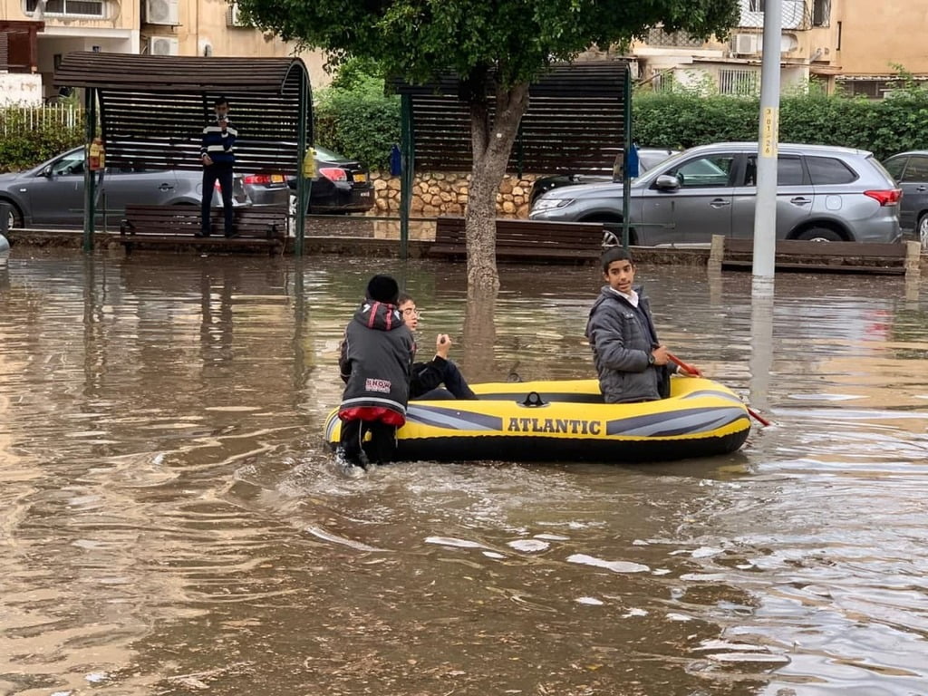 Crainte pour des enfants piégés par les pluies torrentielles en Israël