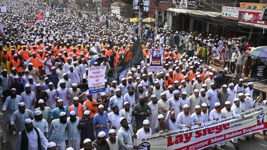 Lors de la manifestation anti-française à Dacca (Bangladesh), le 27 octobre 2020. (MUNIR UZ ZAMAN / AFP)