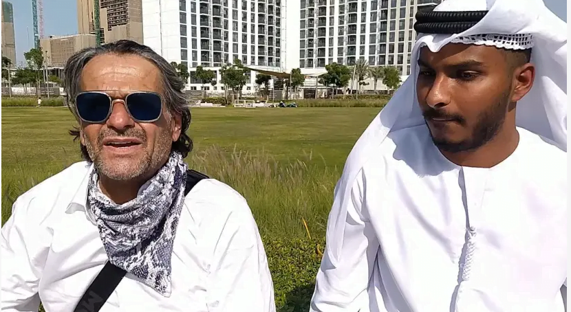 L'homme d'affaires Haim Weizman et un confident émirati discutent des liens commerciaux entre Israël et les Émirats arabes unis dans un parc du projet résidentiel et commercial de Dubai Hills, décembre 2020. (crédit photo: courtoisie)