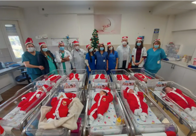 Des bébes habillés en p!re noel dans un hôpital de nazareth