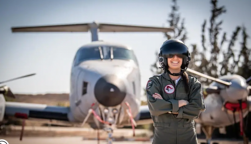 Le lieutenant O, originaire de Boston, est la première Américaine à avoir obtenu son diplôme du cours de pilotage de l'IAF. (crédit photo: IAF)