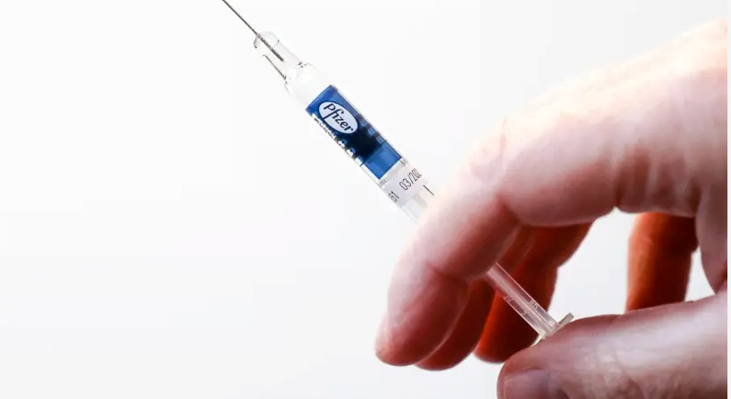 Une photo illustrative du vaccin Pfizer COVID-19. (crédit photo: MARC ISRAEL SELLEM / THE JERUSALEM POST)