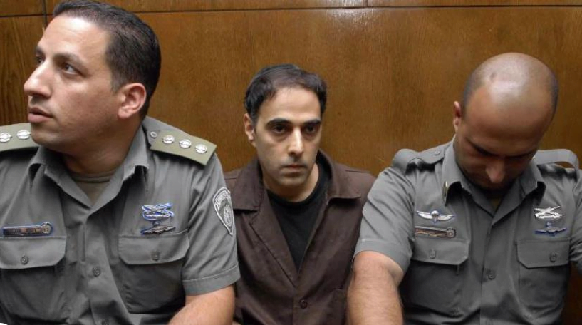 Des gardiens de prison israéliens sont assis à côté de Yigal Amir (C), l'assassin d'Yitzhak Rabin, lors d'une audience devant le tribunal de district de Tel Aviv, le 1er novembre 2007 (crédit photo: REUTERS)