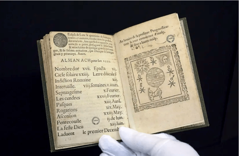Une édition du XVIe siècle de prédictions de Nostradamus, premier livre numérisé par Google à partir d'une collection de 500 000 à la Bibliothèque municipale de Lyon, est présentée par un bibliothécaire dans cette photo d'archive du 15 janvier 2010. Au milieu des vastes champs plats du centre de la France, une équipe de secrétaires recyclés (crédit photo: ROBERT PRATTA / REUTERS)