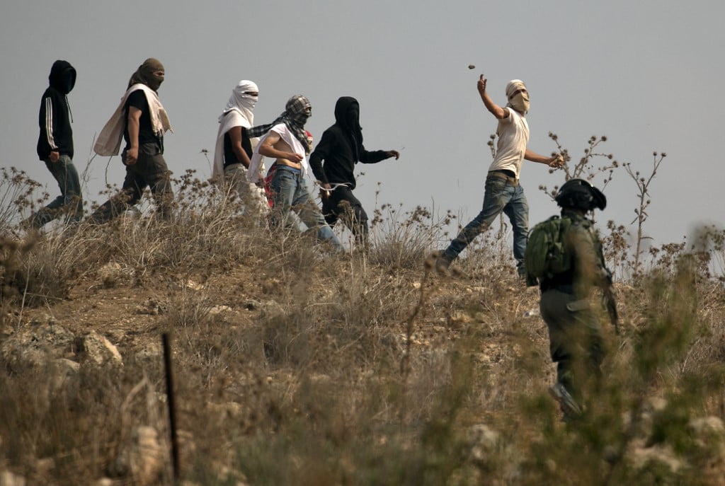 Un Palestinien lance à bout portant un cocktail molotov sur un soldat israélien -vidéo-