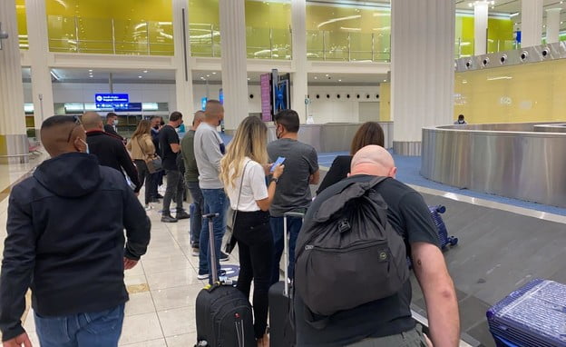 ous avertissons les passagers que la contrebande peut les compliquer" Des Israéliens revenant de Dubaï ont été surpris en train de faire de la contrebande de cigarettes, de téléphones et de parfums coûteux. "Les Israéliens ont découvert Dubaï et il y aura beaucoup plus de saisies", a déclaré une source à l'aéroport Ben Gourion. Aux douanes, vous augmenterez le nombre de travailleurs sur les vols de retour des principautés vers Israël. Les prix à Dubaï sont nettement moins chers qu'en Israël, ce qui oblige les touristes israéliens voyageant vers la nouvelle destination à fuir presque tout ce qui se trouve à proximité. La semaine dernière, nous avons révélé comment les touristes israéliens ont réussi à faire entrer en contrebande des valises remplies d' or, des montres de valeur, des cigarettes américaines, des vêtements de marque, des cigares cubains, des costumes de luxe et des vêtements de marque dans le pays. Maintenant, les douanes commencent également à comprendre le potentiel - et à réagir en conséquence. Les douanes augmenteront le nombre de travailleurs par équipes pour effectuer de plus en plus de contrôles sur les bagages des passagers de retour de Dubaï, après s'être rendu compte que les touristes israéliens commencent à faire passer des articles de valeur. "Le nombre de tests de passagers depuis cette destination a augmenté", a expliqué une source à l'aéroport Ben Gourion. "Il y a des recherches plus approfondies de passagers, principalement pour les dissuader de passer en contrebande des produits coûteux sans les déclarer." Les douaniers ont pu attraper plusieurs passagers revenant de Dubaï alors qu'ils tentaient de faire passer en contrebande dans des valises des centaines de cigarettes américaines, des dizaines de parfums précieux, des cigares, des téléphones portables, principalement des iPhones, des stylos coûteux, des vestes en cuir, des ordinateurs portables et plus encore. "Comme pour toute nouvelle destination qui s'ouvre, les Israéliens nous essaient et font passer en contrebande des articles qui sont plus chers en Israël. Je pense que plus nous faisons de fouilles et de contrôles de bagages, moins la contrebande diminuera", a expliqué une source à l'aéroport Ben Gourion. .
