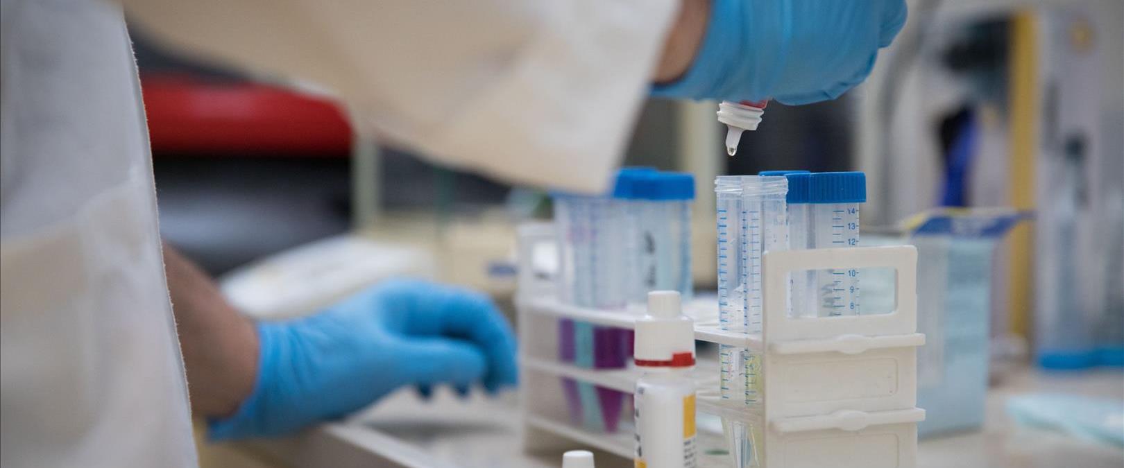 un test a révélé qu'il avait contracté un virus génétiquement modifié