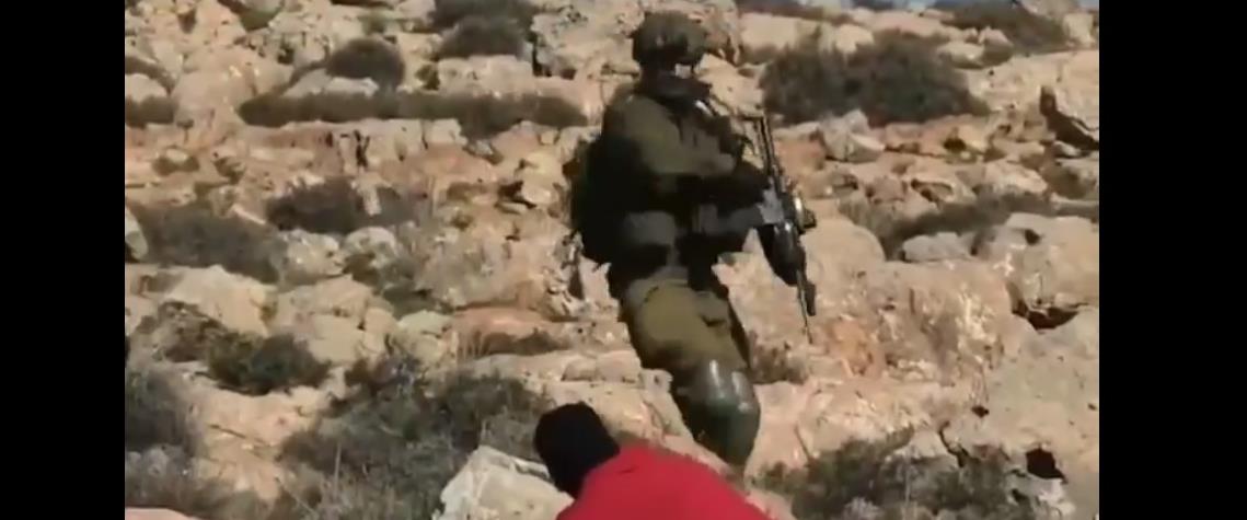 Des Palestiniens lancent des pierres sur un soldat israélien -vidéo-