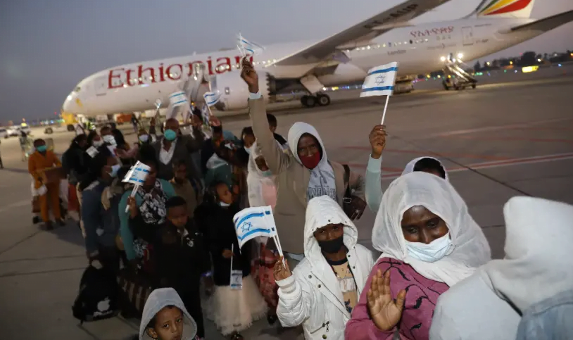 De nouveaux immigrants éthiopiens sont vus à l'aéroport Ben-Gourion sur l'un des premiers vols aliyah de la nouvelle année, le 1er janvier 2021. (crédit photo: OLIVIA FITOUSI / JAFI)