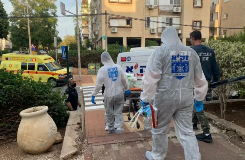 Des volontaires de ZAKA transportent le corps d'une personne décédée au milieu d'un coronavirus (crédit photo: ZAKA)