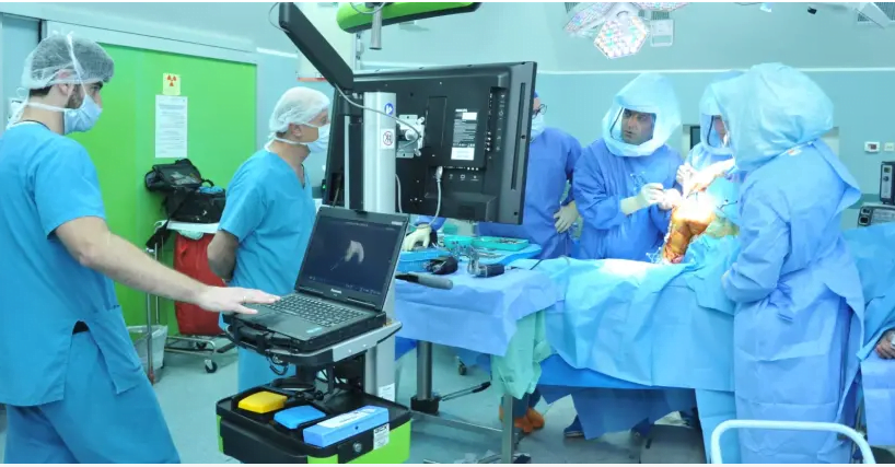 Médecins pratiquant une intervention chirurgicale sous la direction d'un robot. (crédit photo: courtoisie)