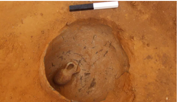Les archéologues ont trouvé une sépulture pour nourrissons à environ 3 mètres sous le niveau de la rue à Jaffa, qui datait de l'âge du bronze moyen II. (Image: © Yoav Arbel / Autorité des Antiquités d'Israël)