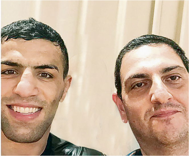 Moi et le champion du monde qui avons fui l'Iran Rare rencontre au Qatar: le reporter de Yedioth Ahronoth accompagné de Said Moulay, le judoka qui a fui son pays après n'avoir pas été autorisé à rivaliser avec un Israélien et a depuis lors reçu des menaces constantes sur sa vie. Brave qui se bat pour faire ce qu'il aime • Et la conclusion émouvante: "Je veux vraiment venir au Grand Chelem à Tel Aviv, j'ai entendu dire qu'Israël est un beau pays" J'ai déjà couvert d'innombrables championnats du monde et d'Europe de judo, de Grand Chelem et de Grand Prix, des compétitions olympiques particulièrement passionnantes. Chacun est spécial pour moi. J'aime prendre des photos de chaque instant de l'événement et, aux heures plus calmes, les télécharger sur les réseaux sociaux. Il y a quelques jours, j'étais assis entre les combats dans la salle de presse de Doha pendant le tournoi des Masters, et j'étais heureux de recevoir un avertissement concernant Lake pour l'un des coups. Mais cette fois, c'était Lake d'un autre monde. Cela avait une signification bien plus grande. C'était Said Moulay. Certes, ce n'était pas la première fois qu'il prenait contact, car par le passé, le judoka iranien qui a fui son pays et qui représente maintenant la Mongolie a été exposé à des articles publiés à son sujet en Israël. Il a également appris à me connaître grâce aux nombreux voyages à travers le monde. Mais cette fois, dans un pays arabe et à une occasion rare avant une éventuelle rencontre entre lui et Sagi Muki en demi-finale, j'ai senti que quelque chose de spécial pouvait arriver ici. Réunion extraordinaire Après son geste, j'ai décidé d'essayer. Qu'est-ce qui pourrait déjà être? Je me suis tourné vers Moulay et lui ai demandé s'il était possible de venir documenter sa formation. "Oui, mon frère, pas de problème," répondit-il cordialement. «Je suis toujours en quarantaine, mais on m'a dit que dans une heure la réponse viendrait pour le test corona. Je remplacerai le bracelet rouge par un bracelet vert (ce qui annonce un test corona négatif, AA) et je viendrai m'entraîner. Dès que je descendrai, je vous écrirai.» Les minutes de l'horloge ne voulaient pas bouger. Quand il a fait signe "Je vais m'entraîner", la patience était perdue depuis longtemps et j'attendais déjà à la porte du gymnase. «Slam», m'a-t-il dit, tendant la main pour lancer les poings, la poignée de main officielle des jours de Corona. À côté de lui, comme toujours, se trouvait Muhammad Mansouri, un ancien entraîneur de l'équipe nationale iranienne, qui a également été contraint de quitter son pays en raison de menaces. Je suis heureux de vous rencontrer. «Je vois toutes vos photos. Vous prenez de très belles photos. Je serais heureux si vous m'envoyiez tout ce que vous avez pris après l'entraînement. Aucun problème. "Pratiquez-vous également le judo?" Pas vraiment. "Si tu veux, chaque fois que tu le demandes, je te donne une séance d'entraînement." Il fallait déjà s'habiller et commencer à s'échauffer - à Doha, les concurrents devaient respecter les horaires d'entraînement méticuleux pour que les matelas et l'équipement puissent être désinfectés avant l'entrée des prochains athlètes en ligne - mais nous n'avons pas arrêté de parler tout au long de l'entraînement. Avant de faire un jogging, il a rappelé: «Pouvez-vous me dire quand sont les dates du Grand Chelem à Tel Aviv? Je veux vraiment venir. J'ai entendu dire qu'Israël est un beau pays. Briser les lois À l'été 2019, Moulay s'est rendu à la compétition la plus importante du calendrier, les Championnats du monde à Tokyo.Il a marqué un objectif clair: recréer l'exploit de 2018 et remporter à nouveau la médaille d'or dans la catégorie des 81 kg. Il a embrassé ses parents au revoir, a reçu la bénédiction de la route de leur part, et n'a pas imaginé qu'il ne reviendrait pas les revoir, sa maison à Téhéran et son pays natal, l'Iran. Après des années de rage et de doutes qui l'ont rongé de l'intérieur, Moulay a décidé de briser toutes les lois que les Iraniens lui avaient soumises. Même avant cela, il s'était vu refuser la possibilité de concourir contre l'Israélien Muki, ou même de se tenir à ses côtés sur le podium, mais cette fois, il s'est effondré - le syndicat iranien a mis une forte pression sur lui pour qu'il perd délibérément en demi-finale afin qu'il ne fasse pas face à Muki en finale. Il a également été battu dans la bataille pour la médaille de bronze, tandis que Muki est devenu le champion du monde. Mulai ne voulait plus accepter cela, s'est enfui en Allemagne et a ensuite reçu une offre pour représenter la Mongolie. Malgré des menaces constantes contre sa vie, il n'a pas hésité, racontant ce qu'il a vécu et conduisant à la décision de l'Association internationale de judo de suspendre l'Iran de ses activités. Le président de l'Association mondiale de judo, Marius Wieser, s'est rendu compte que la vie de Moulay était en danger et qu'il ne serait pas capable de se battre seul, et a pris l'Iranien sous son aile. Dans le même temps, une grande amitié s'est développée à partir de la saleté politique, lorsque Moulay et Muki se sont associés dans le contexte de l'affaire. Le point culminant a été le même célèbre selfie conjoint qu'ils ont pris en 2019 au Masters Tournament en Chine, qui a fait du bruit dans le monde entier. Wieser est très protecteur envers Moulay et, par souci de sécurité, ne lui a pas permis d'être interviewé par les médias israéliens depuis cette Coupe du monde. Mulai lui-même était au courant de mes tentatives, et parfois je recevais des réactions de sa part sur les réseaux sociaux qui combinaient les drapeaux d'Israël et de l'Iran, et à côté d'eux Lev. Il n'y a personne qui ne témoigne pas qu'il est un gars gentil, amical et humble, mais naturellement il est aussi devenu très méfiant et prend du temps pour gagner sa confiance. Tout ce qu'il veut, c'est gagner dans l'industrie qu'il aime tant. Où est Teddy et où est dit Et alors il se déchire dans le couloir. Il lui a fallu du temps pour reprendre une activité régulière, et il fait tout pour être à nouveau au sommet du monde, même si c'est sous le drapeau mongol. Pendant ce temps, il est toujours lourd, se fatiguant rapidement. Tout au long de l'entraînement, il a pris de nombreuses pauses, a continué à boire un verre et a pu être vu accroupi, haletant, ce qui témoignait de sa forme actuelle. Du coup, sorti de nulle part, le judoka français Teddy Riner est également entré dans la salle. Une vraie légende, la meilleure du monde, peut-être la meilleure de tous les temps. Il est accompagné d'un entourage qui n'embarrasse pas un Premier ministre, dont une équipe de photographie privée qui le suit à travers le monde. Le timide Moulay les regarda de côté. Il ne pouvait pas se permettre les conditions du Français. Il a même dû demander à d'autres délégations des partenaires de formation. Au moins cette fois, il avait son propre genre d'équipe de photographie privée - je ... Je l'ai documenté tout au long de l'entraînement, et chaque fois que j'ai pris l'appareil photo, il a arraché un petit sourire, m'a fait signe avec son pouce levé et a dit «Beauté». Nous avons continué à échanger des mots ici et là. Il s'est rappelé m'avoir dit que mon père avait immigré d'Iran et m'a demandé si je connaissais du persan. Entre les deux, il n'a pas laissé le corps le trébucher et a essayé à plusieurs reprises de me montrer à moi-même ce qu'il valait vraiment. Nous avons signé la rencontre unique avec Selfie, lorsque l'entraîneur Mansouri a également demandé à nous rejoindre. Nous nous sommes souhaité que "Inshallah" se retrouve prochainement à Tel Aviv et bien sûr, il n'a pas oublié de dire au revoir à Muki. Lorsque les ouvriers en tenue de protection spéciale ont commencé à désinfecter l'endroit pour la énième fois, Moulay a ajouté une phrase de plus avant de partir: "J'espère qu'un jour tous les résidents de l'Iran et d'Israël seront ensemble dans la paix et l'amitié, et nous pourrons nous rendre visite." Fitness a pris la parole dans la compétition elle-même, dans laquelle Moulay a perdu en quarts de finale. Il se rassemblera et continuera à lutter pour être le meilleur de tous, tout en regardant toujours avec appréhension par-dessus son épaule à cause de ceux qui le poursuivent. Muki a remporté la médaille de bronze et les deux ne se sont pas affrontés. Mais comme la rencontre entre nous semble imaginaire jusqu'à récemment, il semble n'y avoir aucune limite aux surprises et peut-être que cela se produira dès le mois prochain à Tel Aviv.