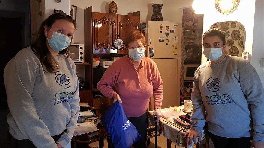 L'Alliance internationale des chrétiens et des juifs, en collaboration avec Amidar - la société nationale israélienne de logement public et une branche du ministère de la Construction et du Logement - distribue des kits d'hiver à 10 000 personnes âgées vivant dans des logements sociaux à travers le pays, en janvier 2021. Crédit: IFCJ .
