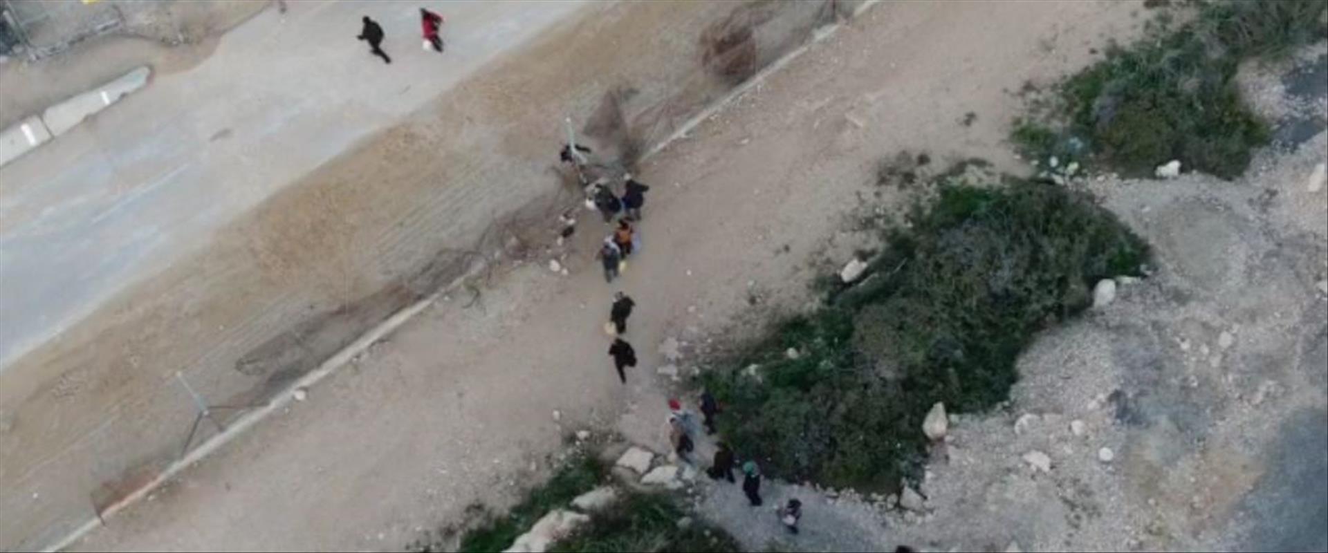 Des milliers de Palestiniens entrent en Israël par une brèche de la clôture de séparation