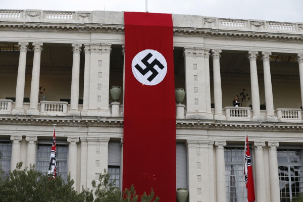 Le drapeau nazi déployé sur l'ancienne préfecture à Nice dans le cadre d'un film en septembre 2015 Crédit Image : VALERY HACHE / AFP