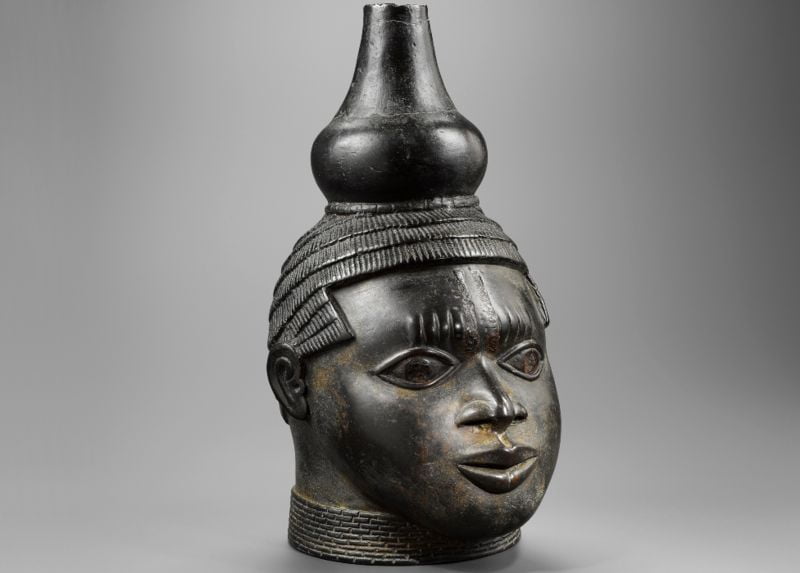 Cette sculture de bronze du Bénin a été vendu à un collectionneur privé pour un montant record de 10 millions de livres sterling.