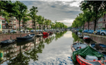 Une maison sur l’eau, d’Emuna Elon: Amsterdam et ses fantômes Un écrivain israélien se rend dans sa ville natale où la guerre a brisé sa famille. Poignant.