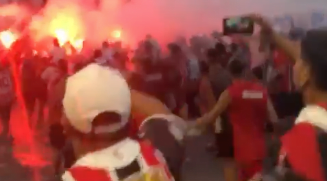 Une capture d'écran de la vidéo virale de fans de Chacarita scandant une ligne antisémite les montre marchant près d'un feu de joie dans la rue. (Capture d'écran)