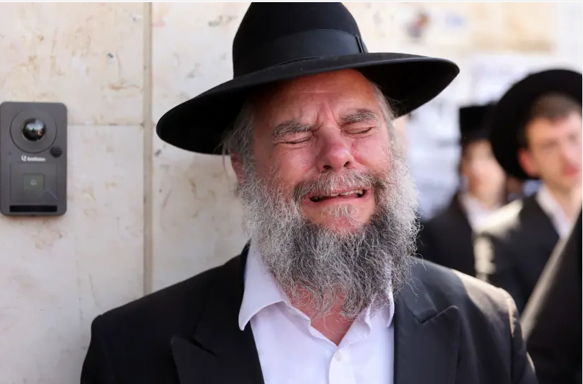 Un juif ultra-orthodoxe réagit en prenant part aux funérailles du rabbin Elazar Goldberg après sa mort lors des commémorations de Lag B'Omer, à Jérusalem le 30 avril 2021 (crédit photo: REUTERS / RONEN ZEVULUN)
