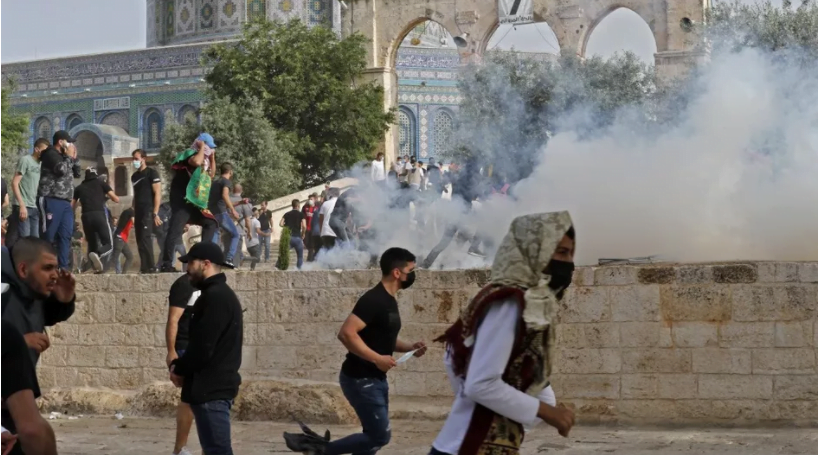 Des affrontements entre des manifestants palestiniens et les forces de sécurité israéliennes ont eu lieu sur l'esplanade des Mosquées, à Jérusalem, le 10 mai 2021 (AHMAD GHARABLI / AFP)