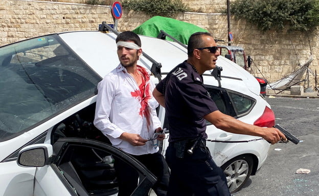 Lapidé par des Arabes il perd le contrôle de son véhicule et percute un émeutier -vidéo-