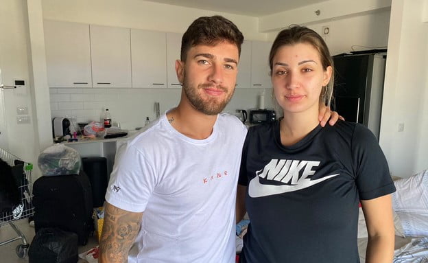 Le joueur de Hapoel Petach Tikva Higur Vidal et sa femme Victoria, après que leur maison a été touchée par une roquette