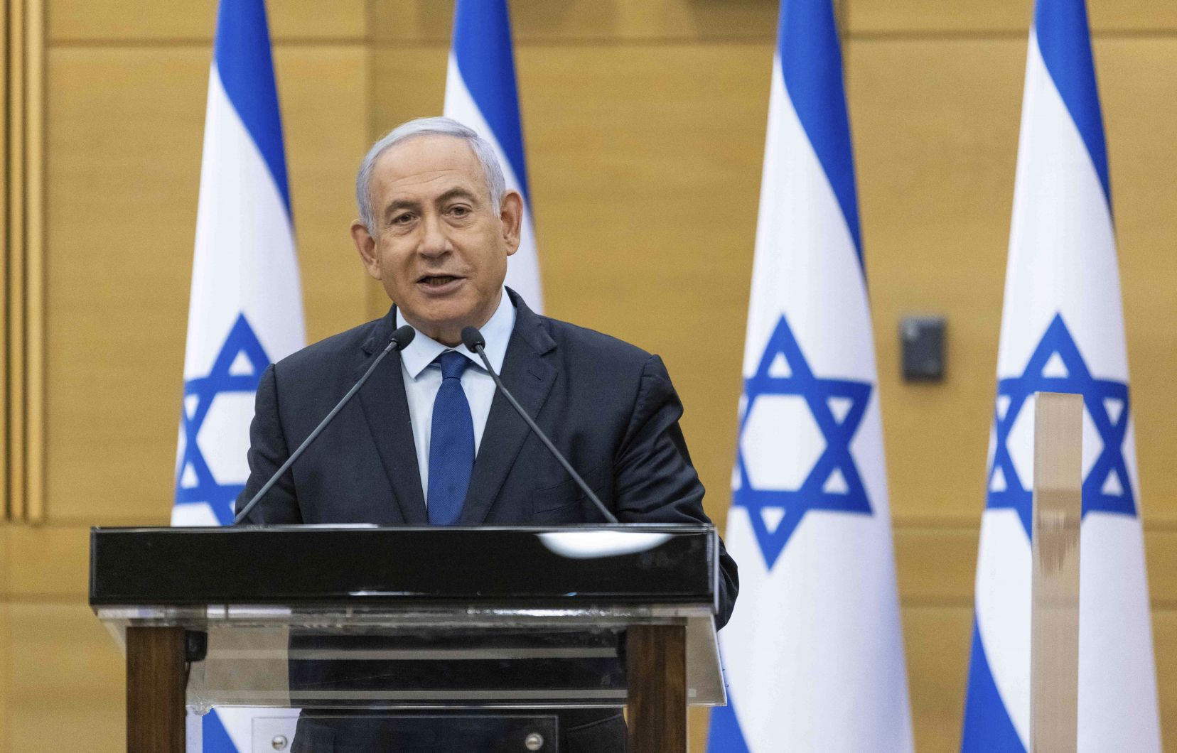 Le duo Naftali Bennett-Yaïr Lapid doit encore rallier 4 députés pour réunir une majorité de 61 têtes nécessaires pour prendre le pouvoir et faire tomber l’actuel premier ministre israélien, Benjamin Nétanyahou, qui, par le passé, a souvent usé de manœuvres de dernières minutes pour se maintenir en poste.