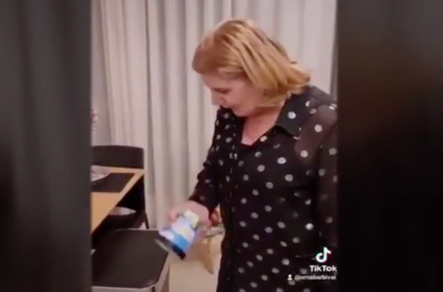 La ministre de l'économie israélienne met à la poubelle les glaces Ben & Jerry's -vidéo-