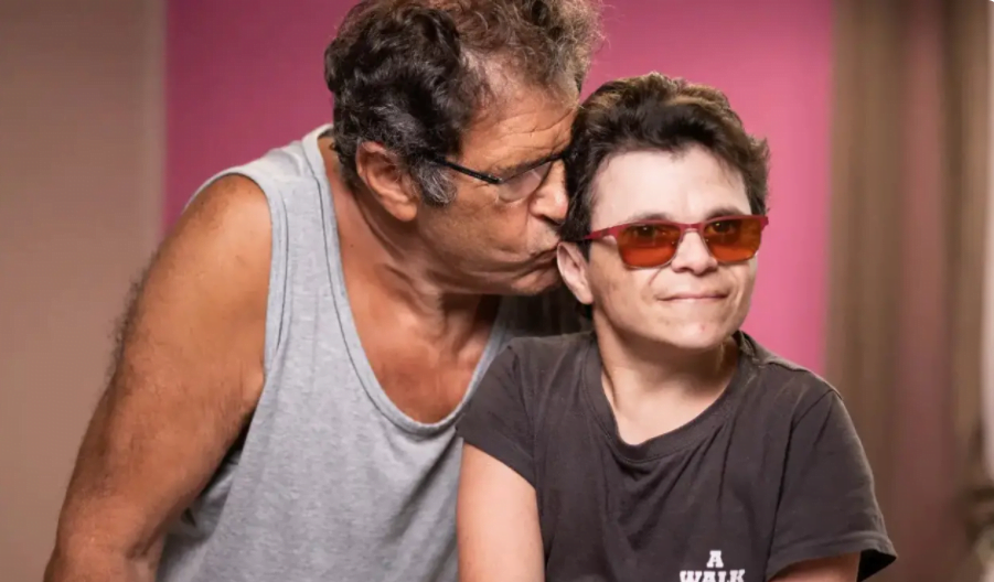 Environ 5.000 euros manquent à Ange et Rogers Abitbol pour effectuer des examens oculaires en Israël. Si une opération est programmée, ce seront des centaines de millier d’euros à trouver. Photo Camille Dodet