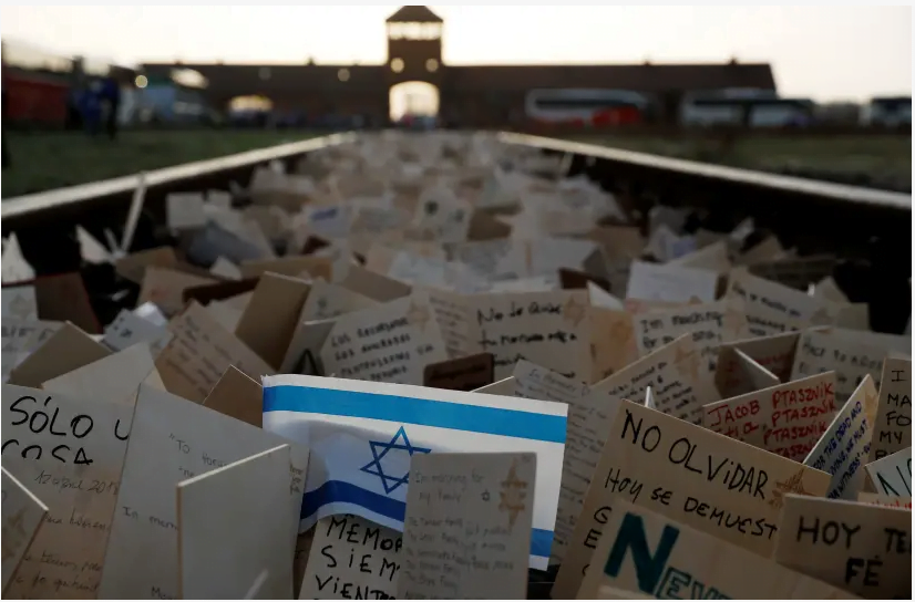 La Pologne menace à présent Israël de suspendre les voyages dans les camps