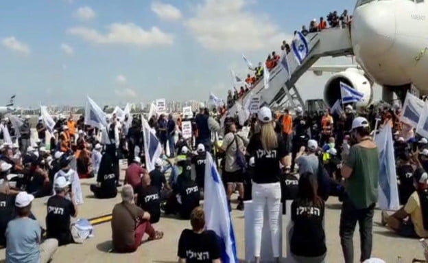 Manifestation des travailleurs de l'industrie aéronautique à l'aéroport en Israël