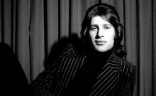 “Si maintenant j’oublie mon île – Vies et mort de Mike Brant”, autopsie d’un chanteur par Serge Airoldi