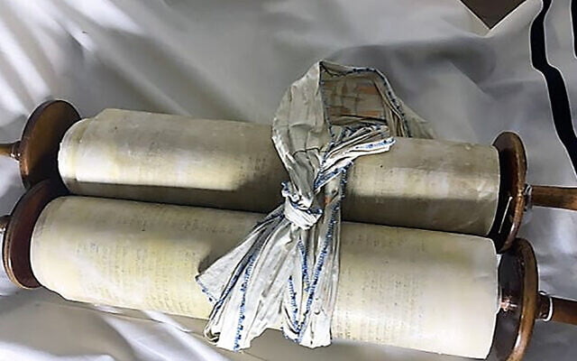 Fêtes juives : un rouleau de Torah volé par les nazis fêtera Sim'hat Torah à Prague