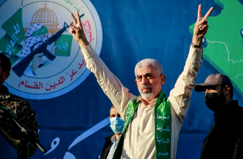 YAHYA SINWAR, chef du Hamas à Gaza, fait des gestes sur scène lors d'un rassemblement dans la ville de Gaza le 24 mai (crédit photo : ATIA MOHAMMED/FLASH90)