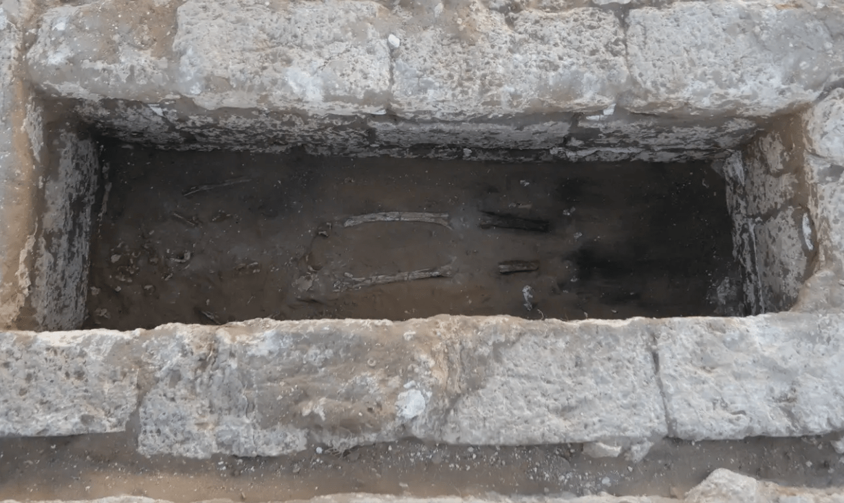 Découverte Déconcertante de Tombes de Femmes dans une Basilique Byzantine en Israël