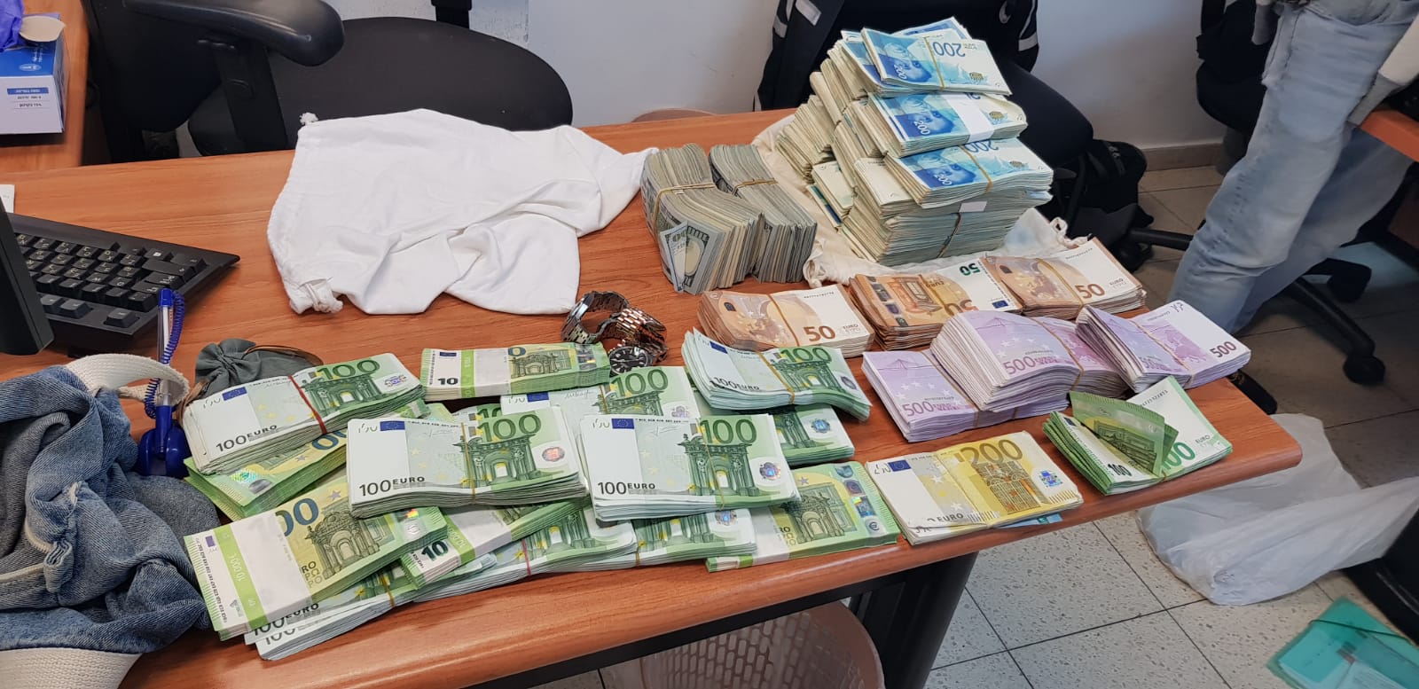 Une femme de 60 ans s'accuse d'avoir volé plusieurs millions de shekels en Israël