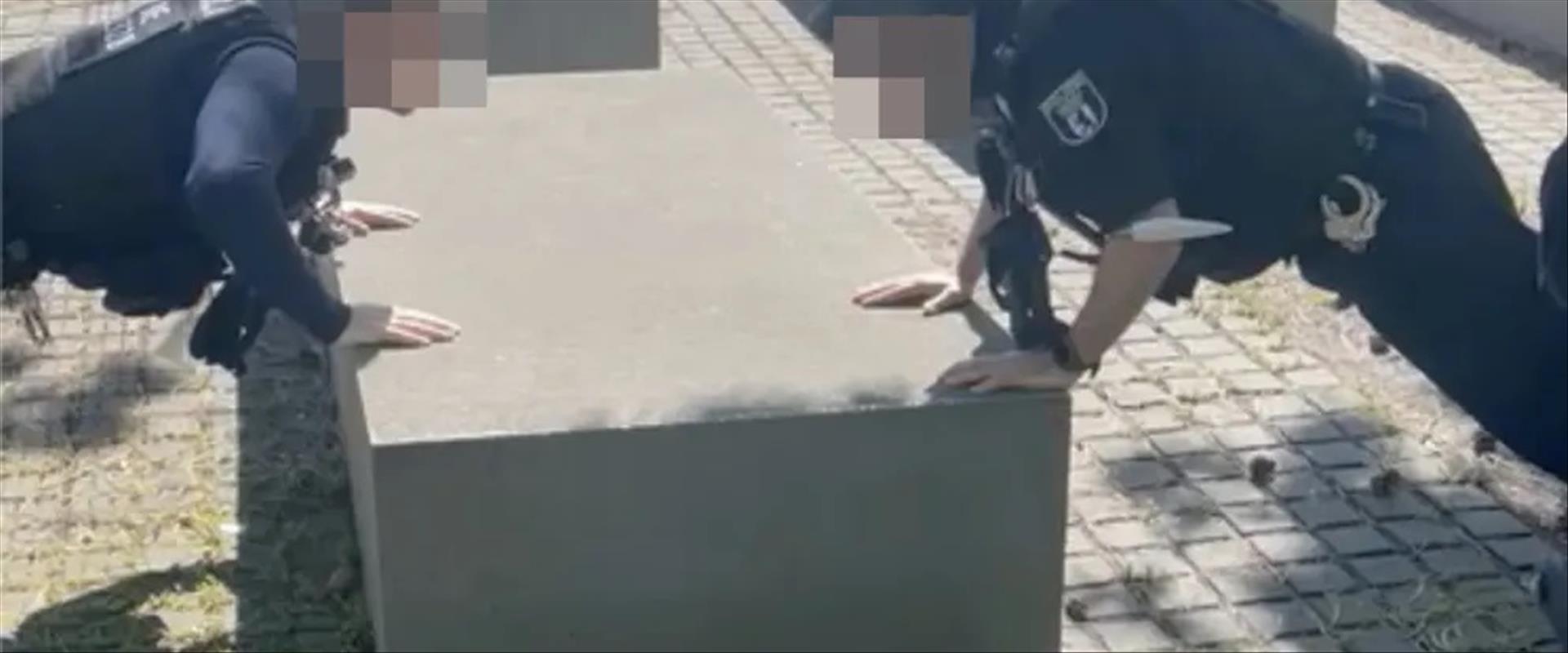 Antisémitisme : des policiers en train de faire des pompes au mémorial de l'holocauste de Berlin