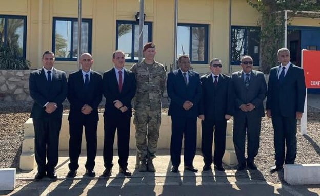 Tsahal l'armée israélienne et l'armée égyptienne prennent la pose