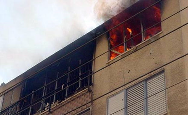 Un résident palestinien illégal met le feu à un appartement à Bat-Yam en Israël