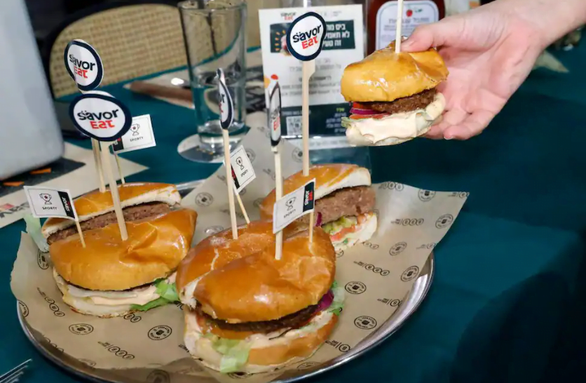 Des restaurants en Israël lancent des hamburgers préparés par un robot