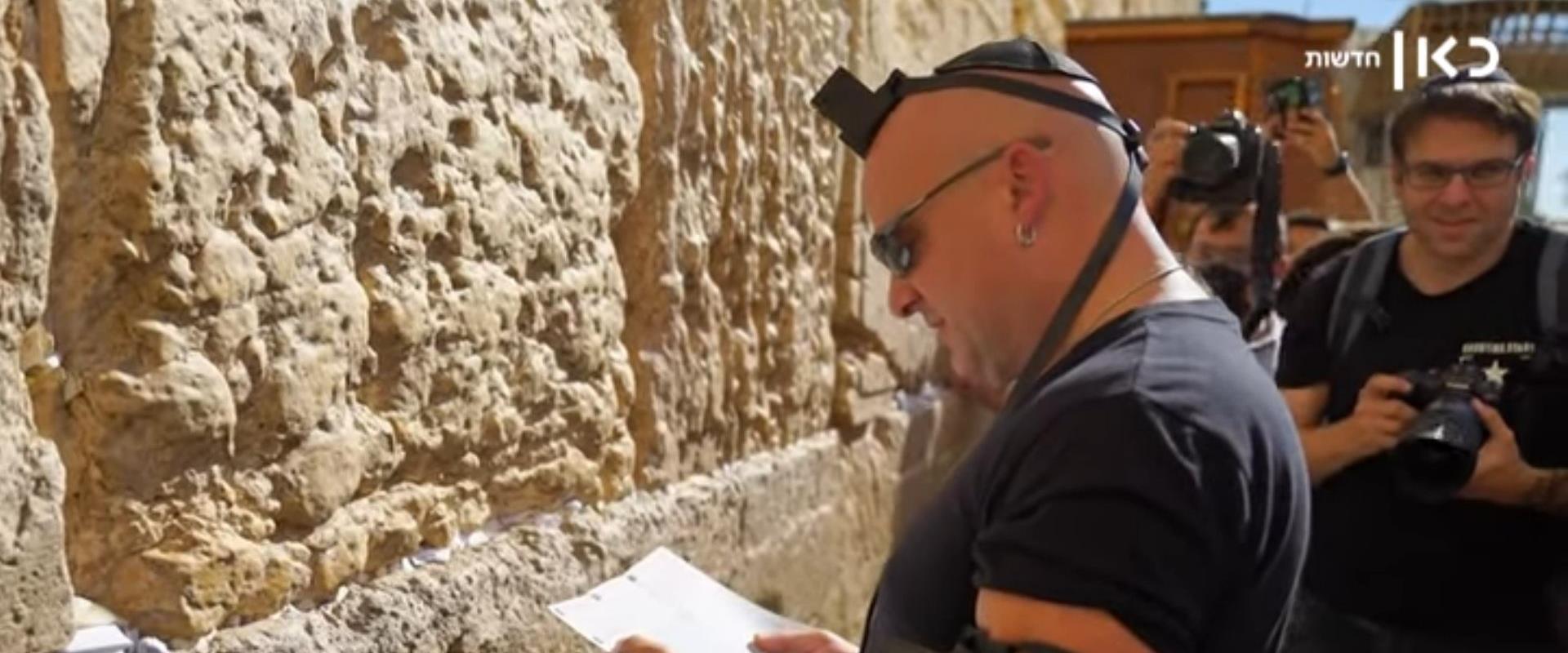Le chanteur David Draiman est venu en Israël rendre hommage à Eli Kay
