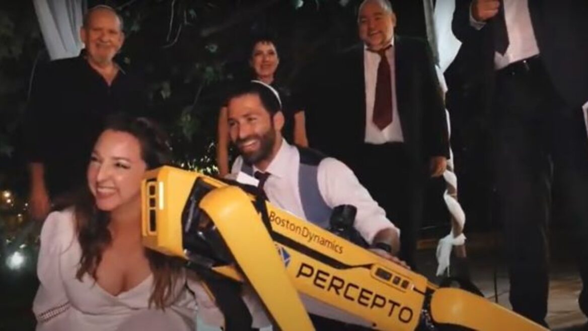 Israël: ce chien à 74500 $ a volé la vedette aux mariés le jour de leur mariage -vidéo-