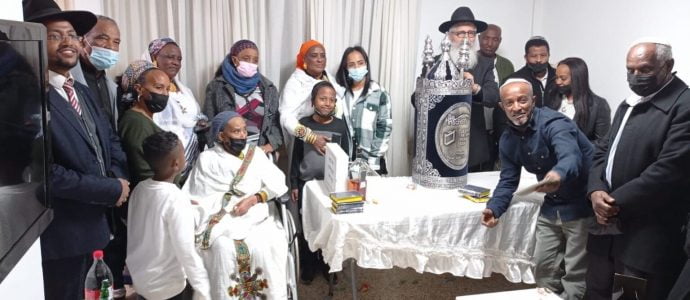 Un rouleau de Torah offert à la communauté juive éthiopienne de Beer sheva en Israël